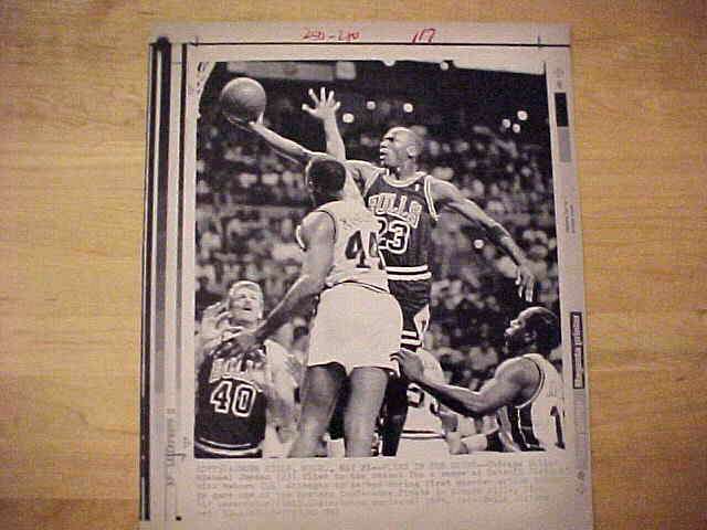 WIREPHOTO: Michael Jordan - [05/21/89] 'Flies In For A Score' (Bulls) Baseball cards value