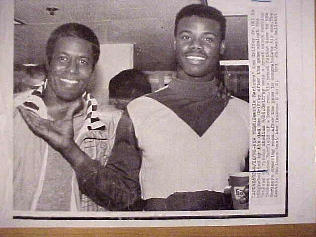 WIREPHOTO: Ken Griffey Jr - [04/26/90] 'Congratulations From Dad' (Mariners Baseball cards value