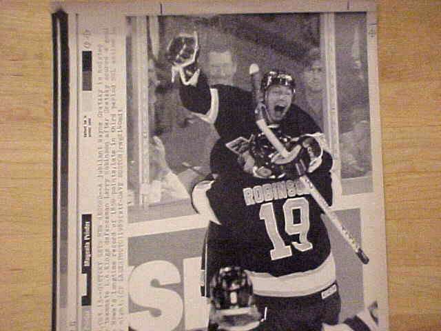 WIREPHOTO [HOCKEY]: Wayne Gretzky - [10/15/89] 'Sets New Record' (Kings) Baseball cards value