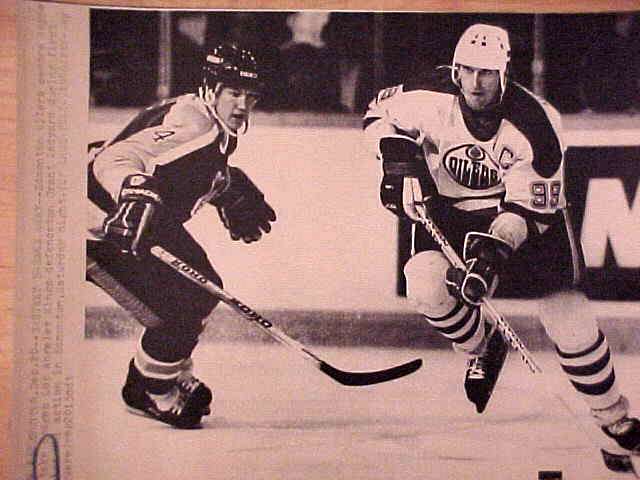 WIREPHOTO [HOCKEY]: Wayne Gretzky - [12/20/86] 'Breaking Away' (Oilers) Baseball cards value