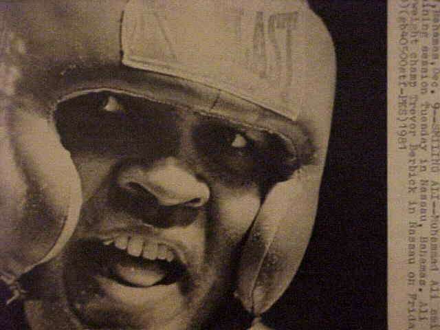 WIREPHOTO [BOXING]: Muhammad Ali - [12/09/81] 'Smiling Ali' Baseball cards value
