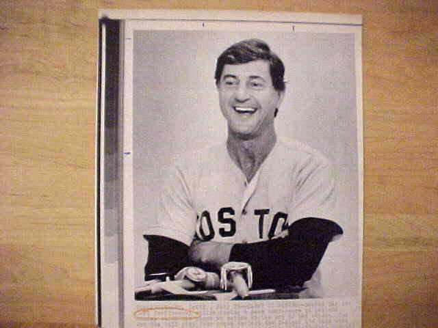 WIREPHOTO: Carl Yastrzemski - [1983-07/25] 'Happy To Retire' (Red Sox)  cards value