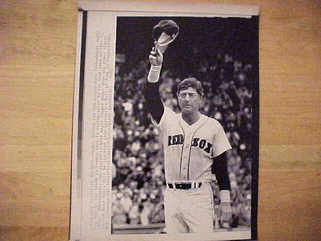 WIREPHOTO: Carl Yastrzemski - [1989-07/22] 'Saying Goodbye' (Red Sox)  cards value