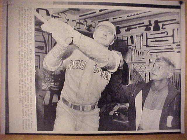 WIREPHOTO: Carl Yastrzemski - [1990-02/12] 'In His Image' (Red Sox)  cards value