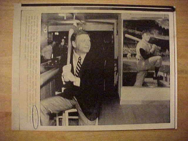 WIREPHOTO: Mickey Mantle - [1988-02/05] 'Do I Know You?' (Yankees)  cards value