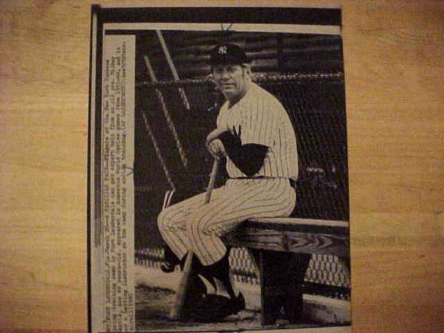 WIREPHOTO: Mickey Mantle - [1980-03/20] 'A Familiar Face' (Yankees)  cards value