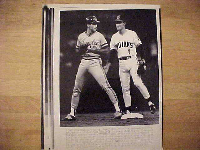 WIREPHOTO: Paul Molitor - [08/23/87] 'Getting An Ovation I' (Brewers)  cards value