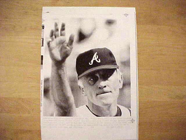 WIREPHOTO: Phil Niekro - [09/27/87] 'End Of The Line' (Braves)  cards value