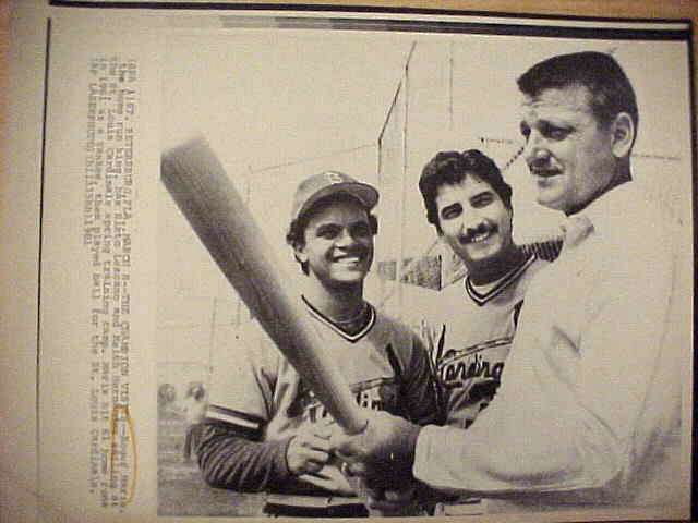 WIREPHOTO: Roger Maris - [03/08/81] 'The Champion Visits' (Yankees)  cards value