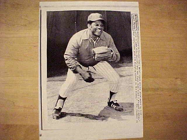 WIREPHOTO: Willie Mays - [09/20/76] 'Fun Again' (Mets)  cards value