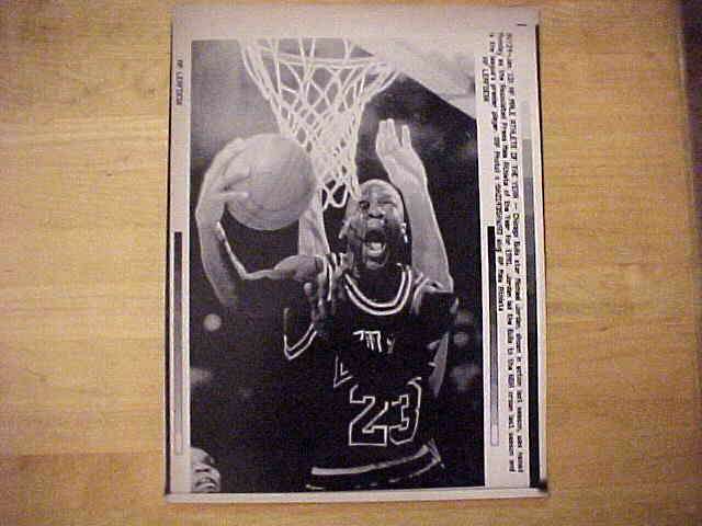WIREPHOTO: Michael Jordan - [01/13/92] 'AP Male Athlete Of The Year' (Bulls Basketball cards value