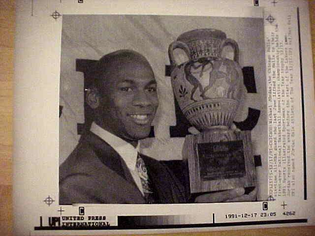 WIREPHOTO: Michael Jordan - [1991-12/17] 'Another One For The Mantlepiece' Basketball cards value
