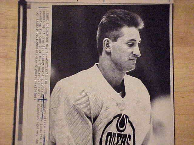 WIREPHOTO [HOCKEY]: Wayne Gretzky - [05/20/88] 'New Look' (Oilers)  cards value