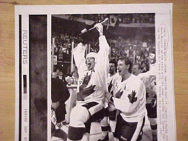 WIREPHOTO [HOCKEY]: Wayne Gretzky - [09/15/87] 'Canada Cup' (Oilers)  cards value