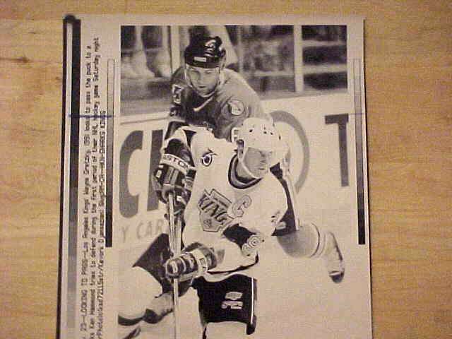 WIREPHOTO [HOCKEY]: Wayne Gretzky - [11/23/91] 'Looking To Pass' (Kings)  cards value