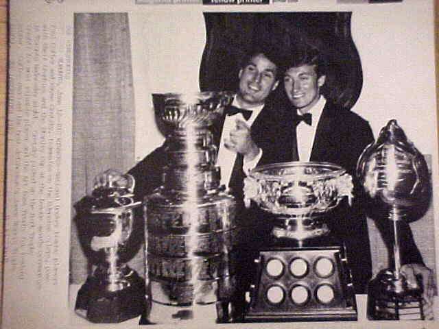 WIREPHOTO [HOCKEY]: Wayne Gretzky - [06/12/85] 'Big Winners' (Oilers)  cards value