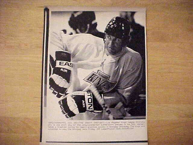 WIREPHOTO [HOCKEY]: Wayne Gretzky - [10/25/90] 'Relaxin'' (Kings)  cards value