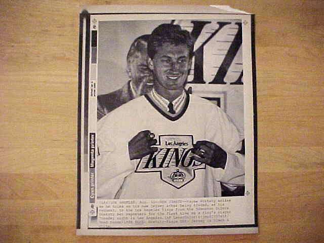 WIREPHOTO [HOCKEY]: Wayne Gretzky - [08/10/88] 'New Jersey' (Kings)  cards value