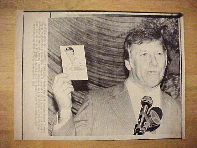 WIREPHOTO: Mickey Mantle - [1983-02/08] 'Mantle Signs Deal' (Yankees)  cards value