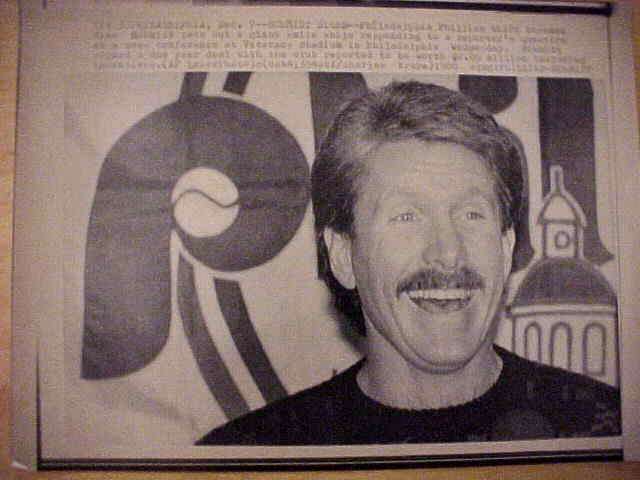 WIREPHOTO: Mike Schmidt - [12/07/88] 'Schmidt Signs' (Phillies)  cards value