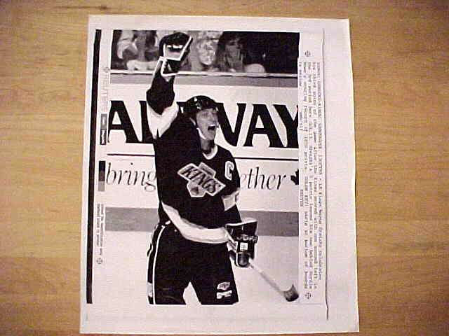 WIREPHOTO [HOCKEY]: Wayne Gretzky - [10/13/89] 'Three To Go' (Kings)  cards value
