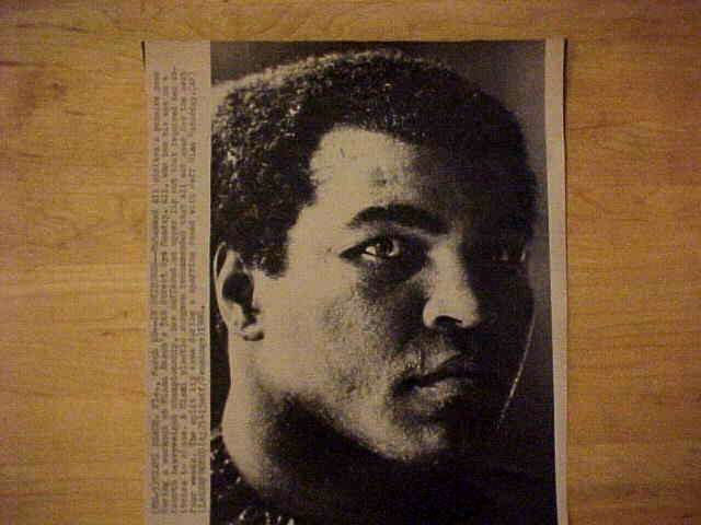 WIREPHOTO [BOXING]: Muhammad Ali - [03/10/80] 'In Stitches'  cards value