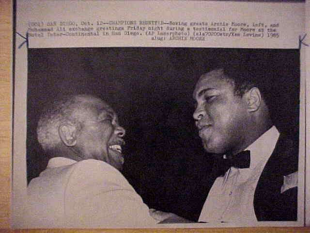 WIREPHOTO [BOXING]: Archie Moore - [10/12/85] 'Champions Reunited'  cards value